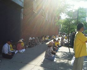 圖1-3：反迫害十四週年，芝加哥學員中領館前集會呼籲制止迫害。