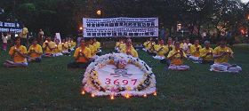 '圖2：蒙特利爾法輪功學員聚集在拉方丹（LaFontaine）公園舉行燭光悼念活動'