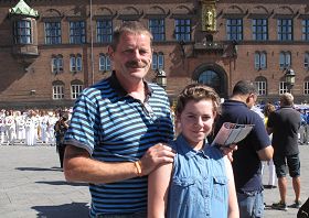 圖9：魯諾（Luno）和女兒路易莎（Louisa）在哥本哈根議會廣場看到了歐洲法輪功學員反迫害集會。