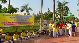 '圖3：巴淡島法輪功學員在市政廳廣場徵簽，呼籲制止中共活摘器官'
