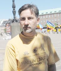 圖4：來自塞爾維亞的德揚（Dejan）正準備參加哥本哈根法輪功反迫害大遊行
