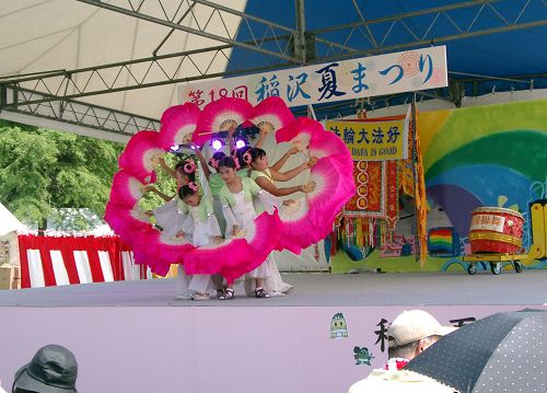 圖3：學員們在第十八屆稻澤夏季活動節市民舞台上表演扇子舞