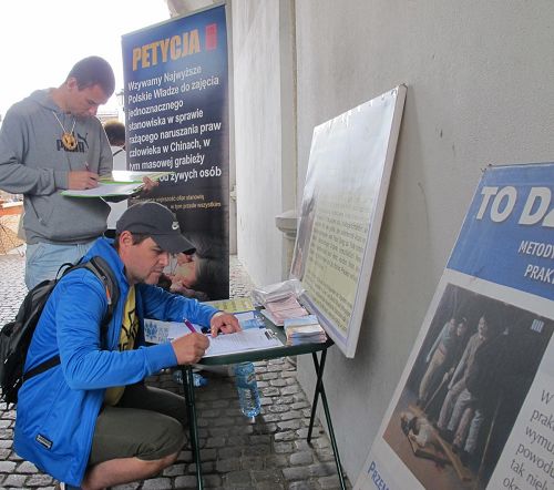 '格但斯克市民、遊客紛紛簽名，呼籲制止中共強摘器官暴行'