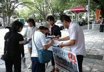 圖：名古屋城前，遊人簽名呼籲制止中共活摘法輪功學員器官的暴行