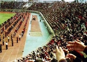 圖：一九九九年七月二十日前，大慶市法輪功學員在大慶體育場集體煉功場面。