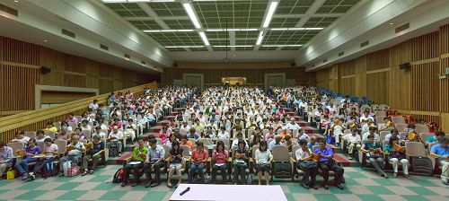 二零一三年八月十八日高雄市大法弟子在小港高中舉辦集體學法交流。