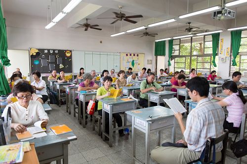 二零一三年八月十八日，高雄市法輪功學員在小港高中舉辦集體學法交流，上午在不同教室分小組學法交流。