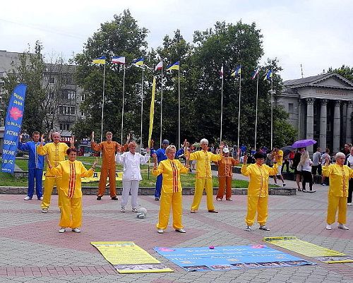 烏克蘭體育節上，法輪功學員演示功法