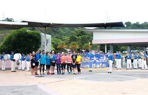 '馬拉松參與者在活動後紛紛與天國樂團和樂團負責人蘇女士（右五）合照'