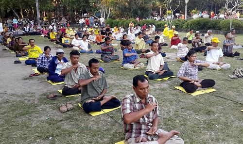 '法輪功學員在印尼巴釐島登巴薩市Pupudan Badung公園集體煉功'