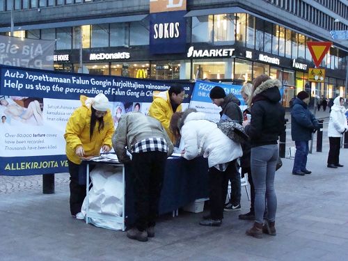 圖：法輪功學員在赫爾辛基火車站廣場舉行反迫害徵簽