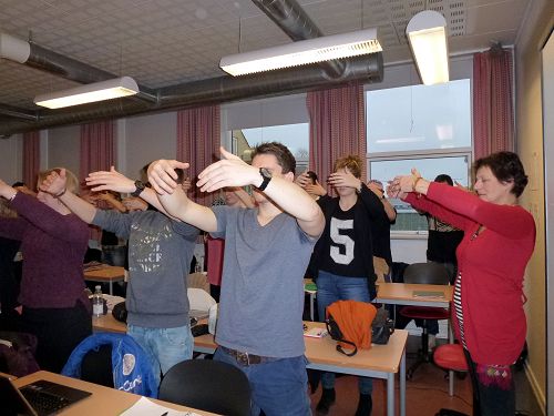 圖：丹麥在絲綢堡一所高中介紹法輪功。圖為學生們正在學煉法輪功的功法。
