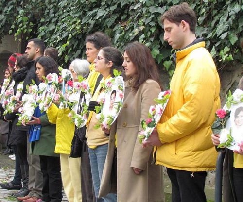 '法輪功學員在伊斯坦布爾中領館前悼念被中共迫害致死的大陸同修'