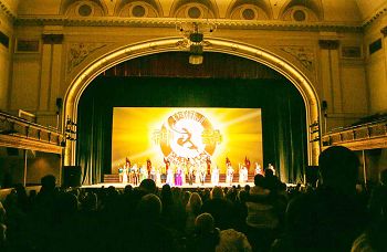 二零一四年一月十六日至十九日，神韻巡迴藝術團在美國馬裏蘭州巴爾的摩市的裏瑞克歌劇院莫德爾表演藝術中心（Modell