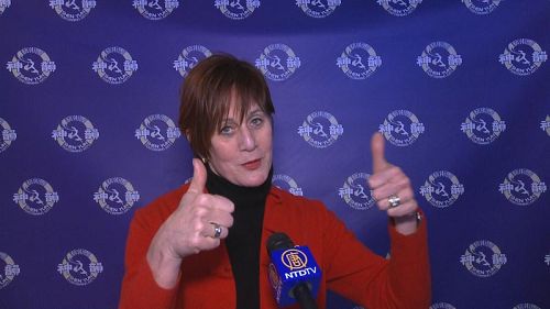 '電視台節目雜誌脫口秀《The Zoomer》主持人之一丹尼思﹒唐隆（Denise Donlon）豎起兩個大拇指讚神韻。'
