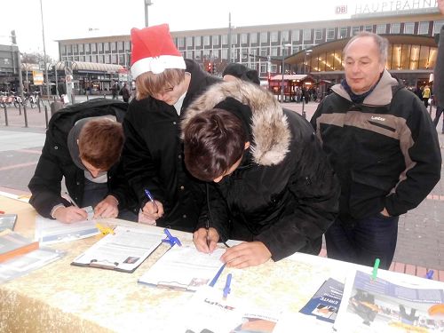 '德國民眾在制止活摘法輪功學員器官的徵簽表上簽字'