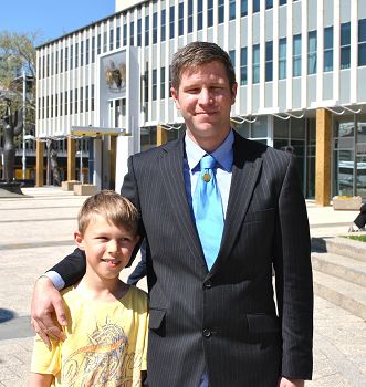 圖2：艾里斯（Alex）與兒子一同參加二零一四年澳洲法會。