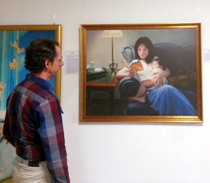 圖片：來自弗萊堡的福森尼希先生在令他感動的作品《溶於法中》前