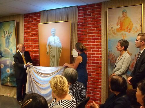 圖一：藝術家張崑崙教授和議員歐文•考特勒的特別助理蒂娜•杜薩隆女士為「真善忍美展」揭幕