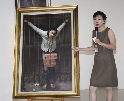 美展作品《為你而來》的創作者特別從台北南下為貴賓們導覽畫作內涵