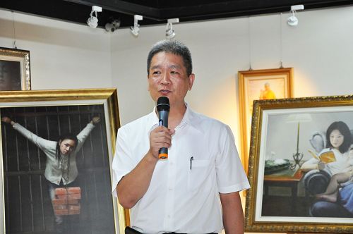 交通部台灣鐵路管理局高雄站站務主任劉俊哲驚嘆藝術家精湛的技法與表達力