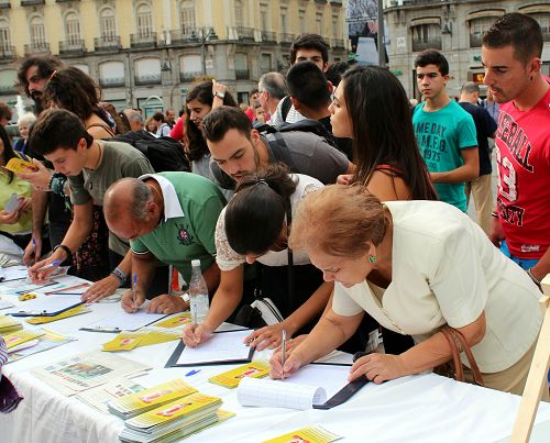 圖6-7：在馬德裏市中心的太陽門廣場，人們紛紛簽名譴責中共活摘器官暴行