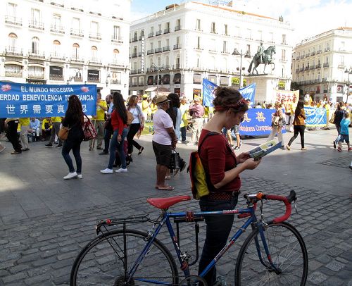 圖8：艾麗（Eli）騎車經過太陽門廣場時，趕上了歐洲法輪功學員的反迫害集會