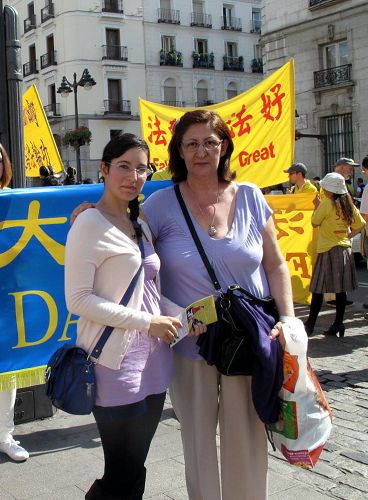 圖10：學藝術的西班牙大學生馬瑞安（Maria）和母親在歐洲法輪功學員反迫害集會現場
