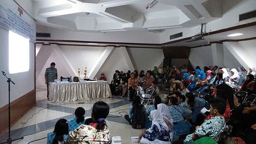 圖1:印尼非政府組織CICS和東爪哇歷史教師協會舉辦「激進主義和共產主義的威脅」研討會,邀請法輪功學員講述發生在中國的迫害詳情