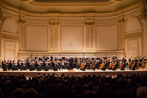 圖1：二零一四年十月十一日，兩場神韻交響音樂會震撼了世界著名的紐約卡內基音樂廳