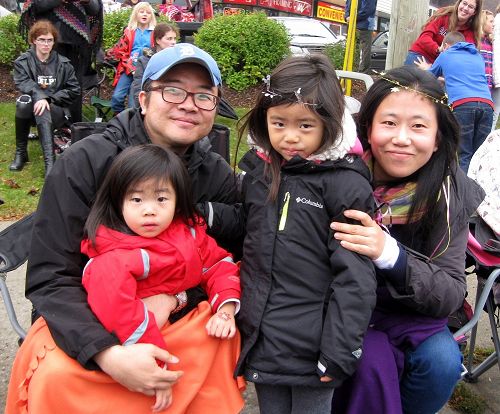 來自韓國的James和太太帶著孩子一起看過，James說：「每次看到法輪功的隊伍我們都很高興。