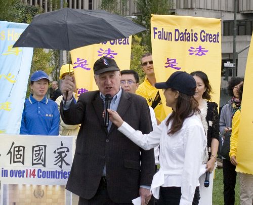 圖：中國問題專家羅傑斯舉著雨傘支持香港抗暴的佔中活動