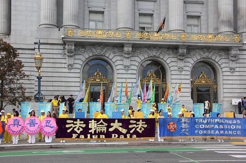 圖1-2：法輪功學員在舊金山市政廳前集會，聲援一億八千萬中國大陸同胞退出中共黨、團、隊組織