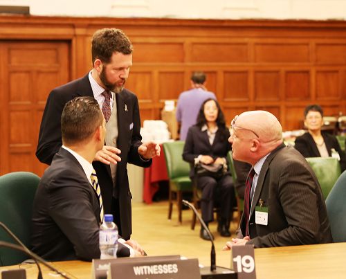 加拿大國會議員與聽證會的兩名證人──戴蒙•諾托醫生和葛特曼先生交談