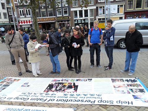 圖1-2：法輪功學員在阿姆斯特丹唐人街舉辦活動，傳播真相