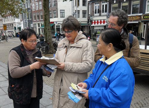圖3-4：阿姆斯特丹唐人街，遊客紛紛簽名譴責中共迫害法輪功