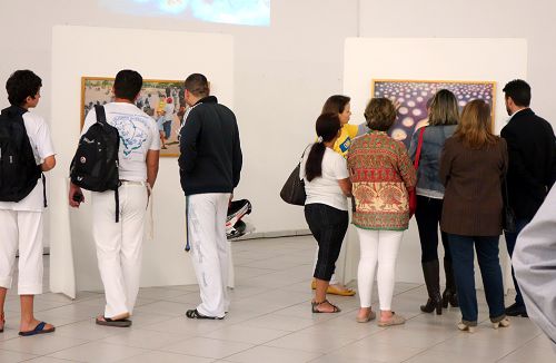 巴西聖保羅州Vinhedo市民參觀真善忍美展