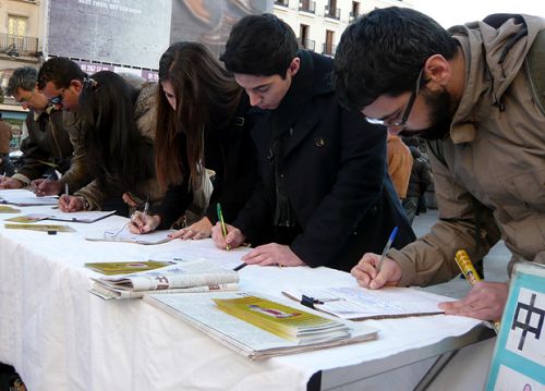 圖1：西班牙民眾在馬德裏太陽門廣場踴躍簽名，聲援法輪功反中共活摘器官暴行