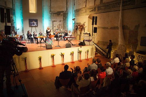 圖1-8：捷克多位著名藝術家在首都布拉格的聖安娜教堂舉行音樂會，聲援法輪功反迫害