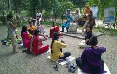 圖2：二零一四年十一月八日，法輪功學員在Ramna公園內教功弘法，Tajkerak身著淺色莎麗坐在石凳中間