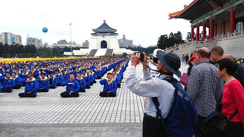 圖1-3：自由廣場前法輪功學員舉辦的大型排字弘法活動，吸引台灣民眾及外國觀光客駐足觀看