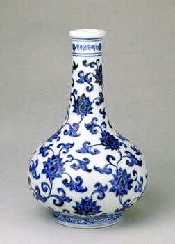 圖5：宣德年間的青花瓷色彩乾淨，除採用佛家文化常用的蓮花紋，還採用海水紋，很獨特
