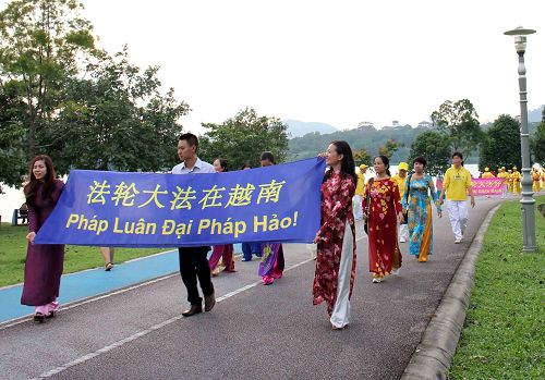 圖4：遠道而來的越南法輪功學員，穿著亮麗的傳統服飾參加遊行。