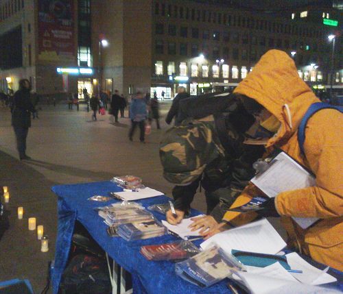 圖：芬蘭赫爾辛基，寒風中民眾支持法輪功反迫害