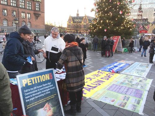 哥本哈根市政廳前的聖誕樹旁，民眾了解法輪功真相