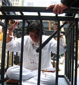 中共酷刑演示：關鐵籠子，不准睡覺