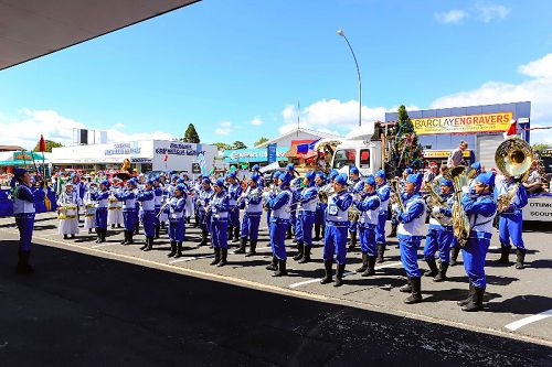 圖3：新西蘭陶朗加聖誕遊行前，天國樂團在排練