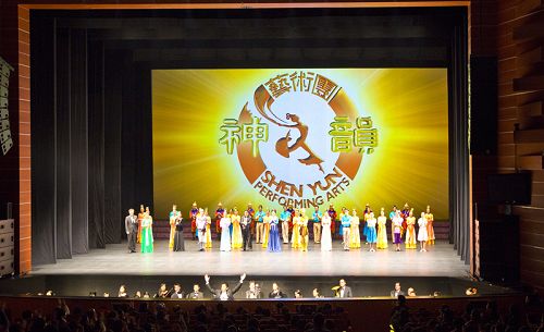 中國大陸不同省市的企業家、官員等都組團出國看神韻，圖為2月15日晚上，神韻國際藝術團在韓國大邱的第二場謝幕，觀眾掌聲不絕。