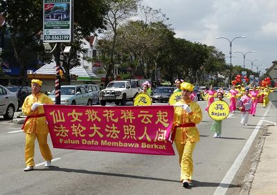 二月十六日，法輪功學員首次來到彭亨州首府──關丹舉行新年遊行，傳播大法美好。