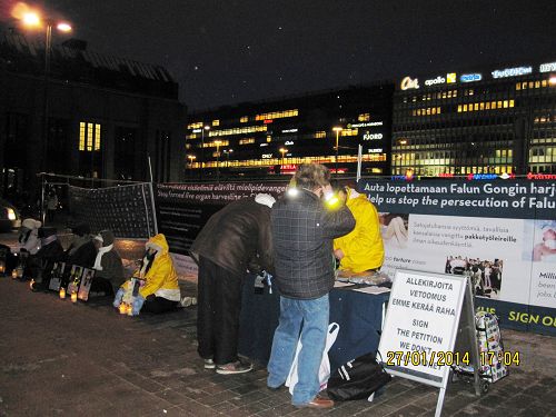 圖：反酷刑紀念日，法輪功學員在芬蘭首都赫爾辛基火車站廣場舉辦燭光守夜活動